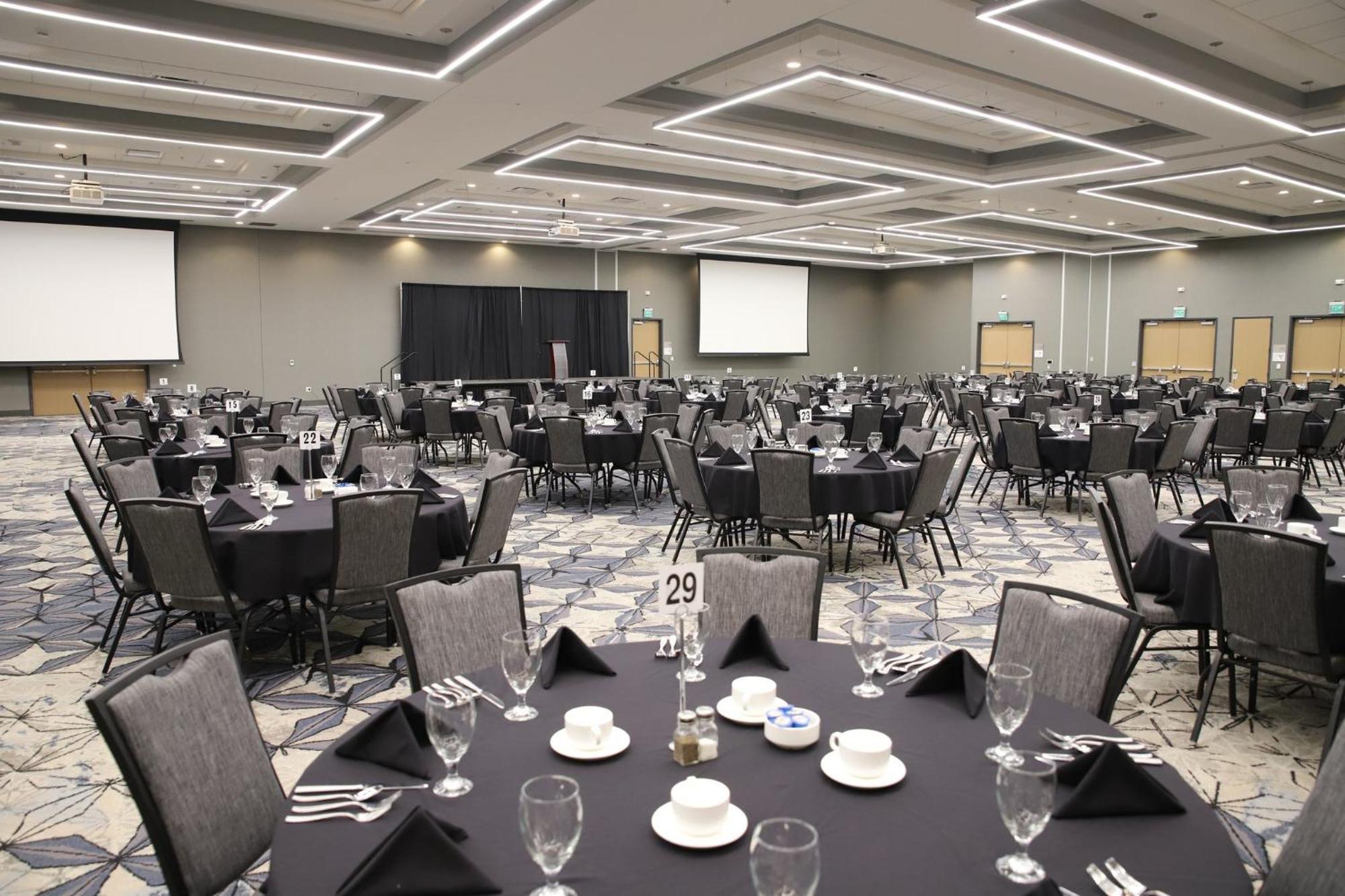 Holiday Inn & Suites Cedar Falls-Waterloo Event Ctr By Ihg Esterno foto