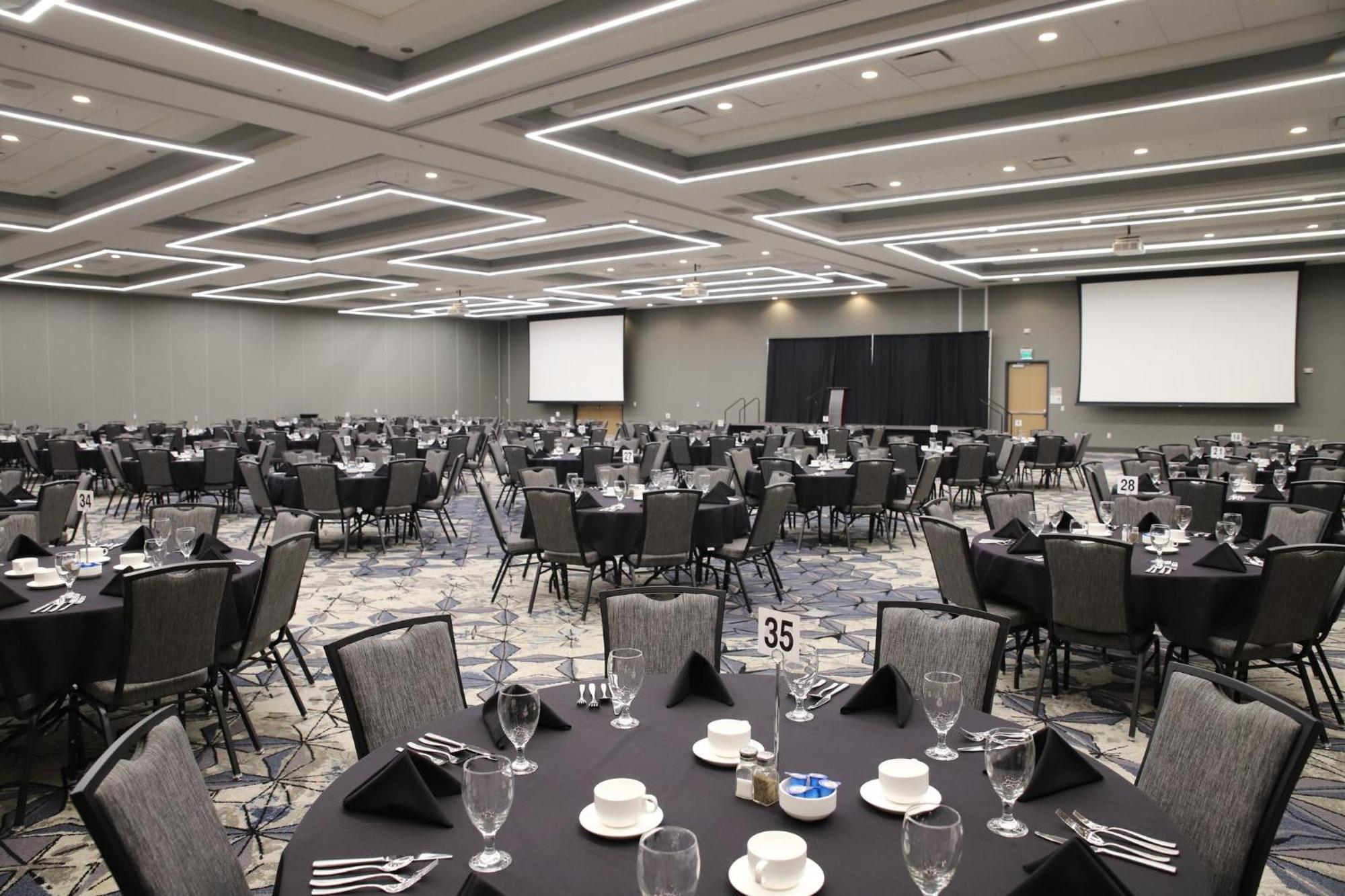Holiday Inn & Suites Cedar Falls-Waterloo Event Ctr By Ihg Esterno foto