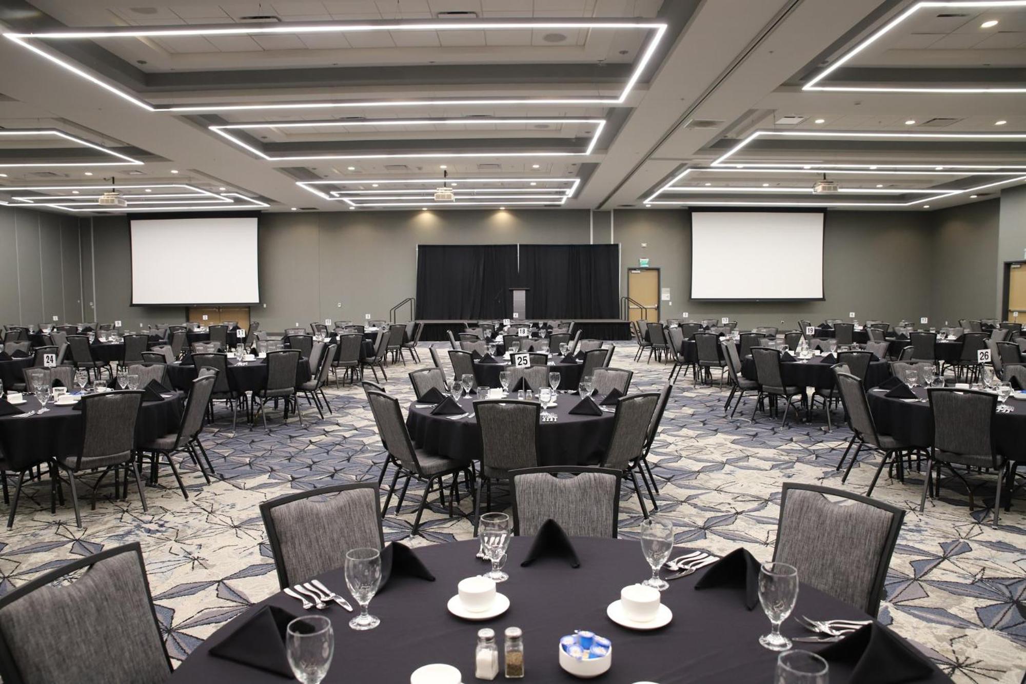 Holiday Inn & Suites Cedar Falls-Waterloo Event Ctr By Ihg Esterno foto