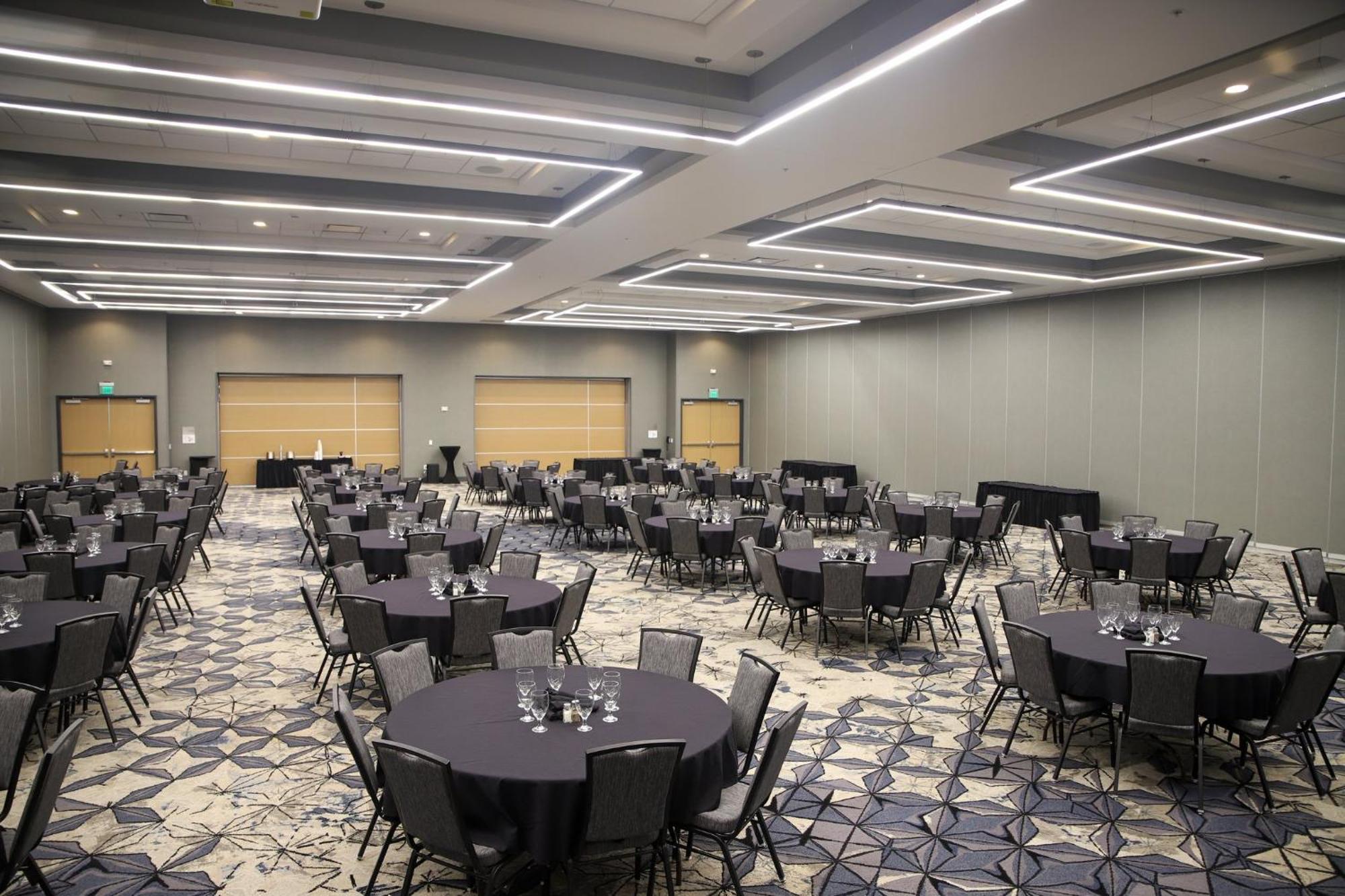 Holiday Inn & Suites Cedar Falls-Waterloo Event Ctr By Ihg Esterno foto